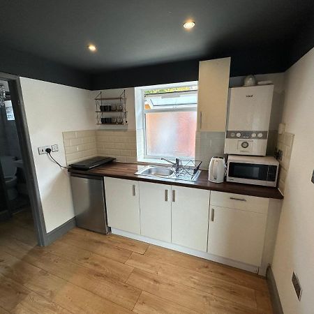 Brand New Large Studio Flat! Саттон Экстерьер фото