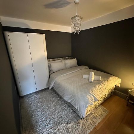 Brand New Large Studio Flat! Саттон Экстерьер фото