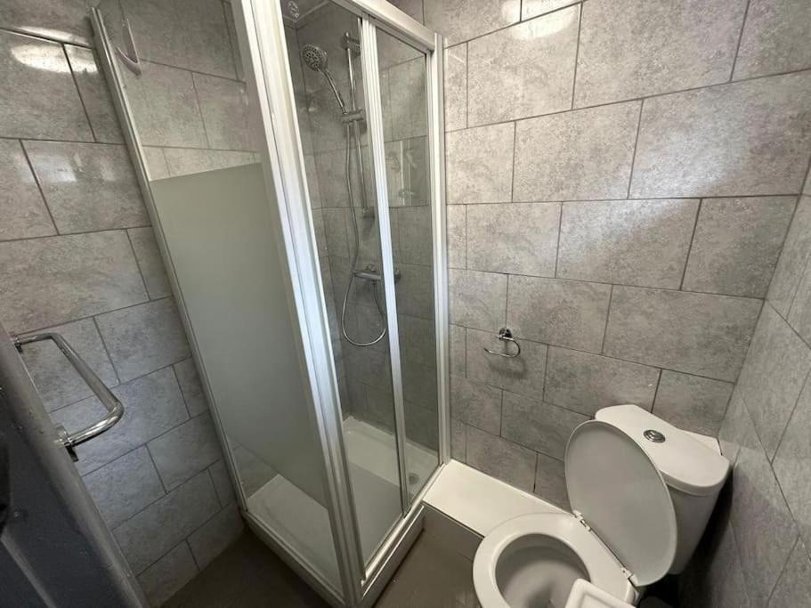 Brand New Large Studio Flat! Саттон Экстерьер фото