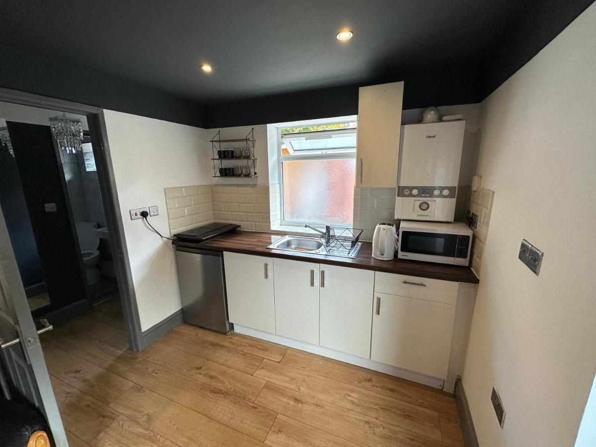 Brand New Large Studio Flat! Саттон Экстерьер фото