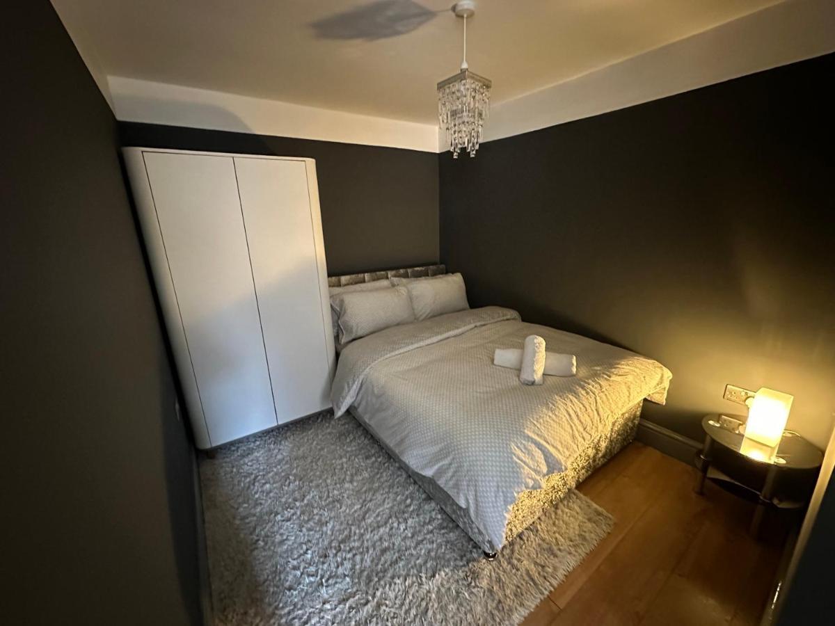 Brand New Large Studio Flat! Саттон Экстерьер фото
