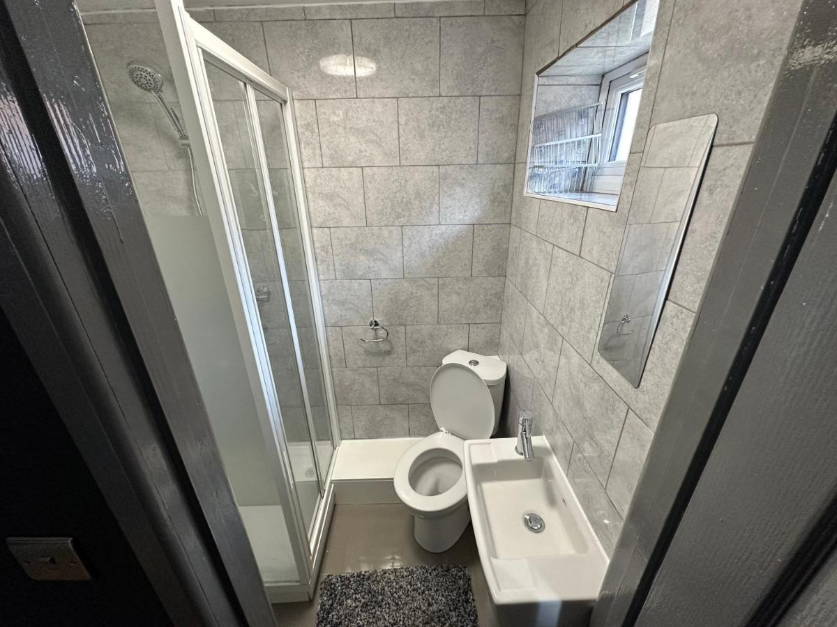 Brand New Large Studio Flat! Саттон Экстерьер фото