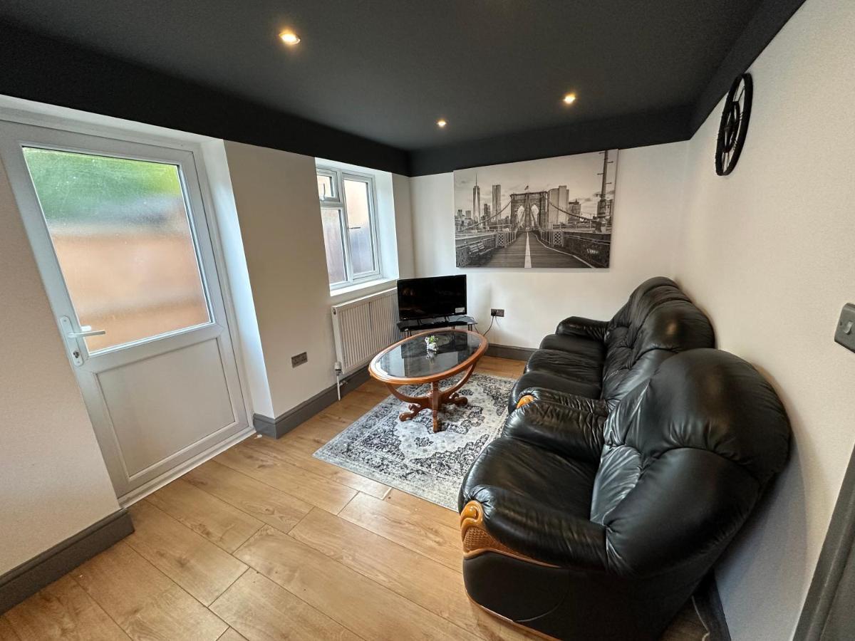 Brand New Large Studio Flat! Саттон Экстерьер фото