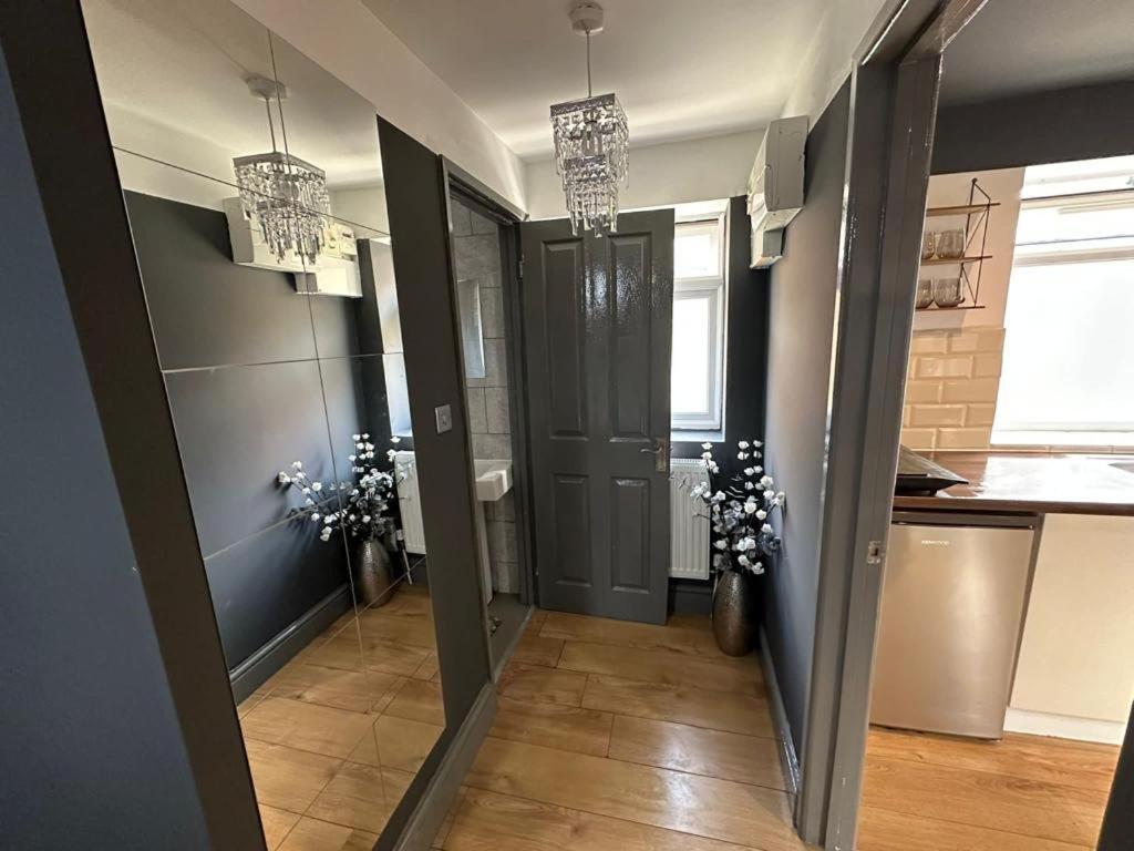 Brand New Large Studio Flat! Саттон Экстерьер фото